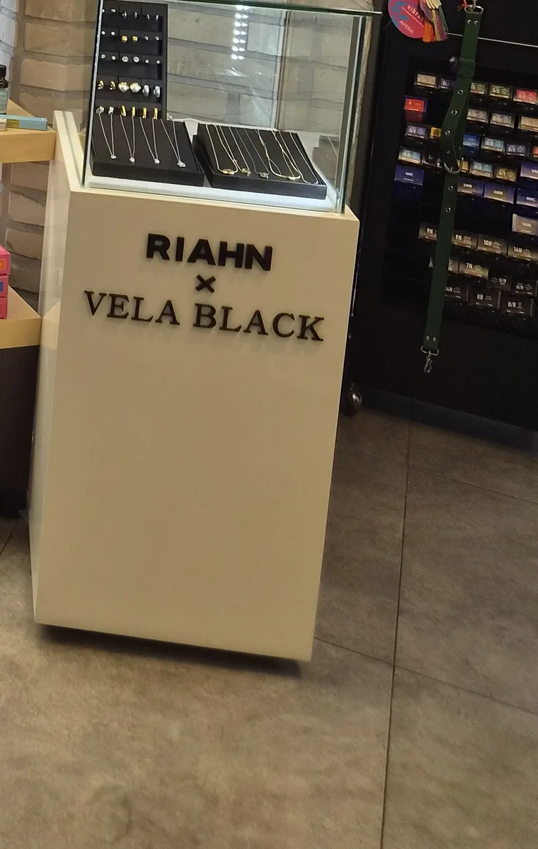 리안헤어 강남양재역점 RIAHN × VELA BLACK 진열장